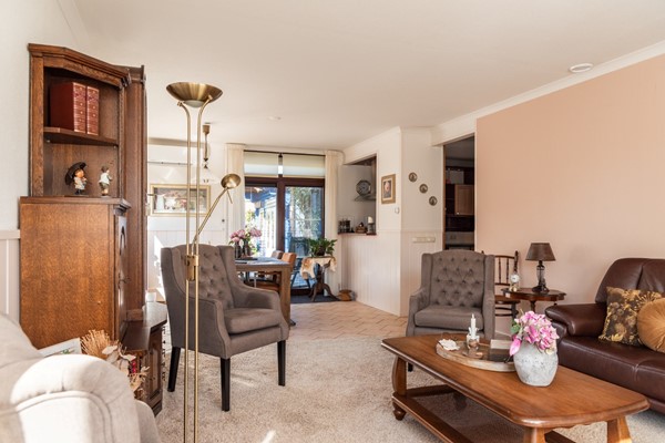 Te koop: Leuke vrijstaande woning met grote garage en enkele bijgebouwen. Te koop: Leuke vrijstaande woning met grote garage en enkele bijgebouwen.