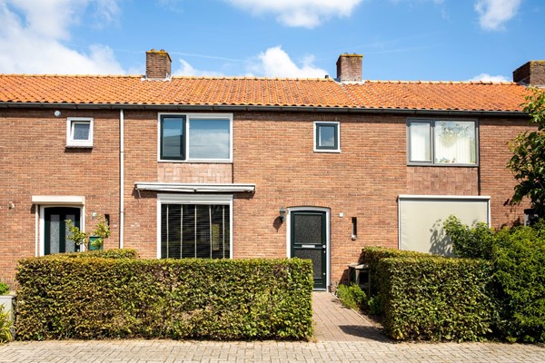 Te koop: Starters opgelet! Leuke royale tussenwoning op mooie locatie in het dorp! Te koop: Starters opgelet! Leuke royale tussenwoning op mooie locatie in het dorp!