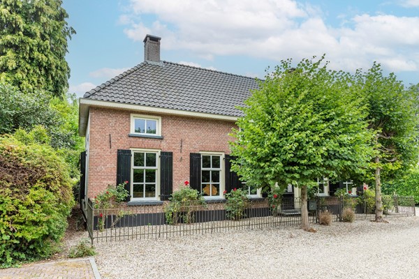 Te koop: Monumentale woonboerderij met riant bijgebouw op unieke locatie! Te koop: Monumentale woonboerderij met riant bijgebouw op unieke locatie!