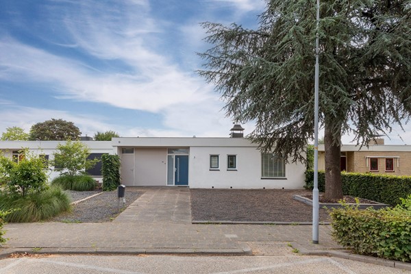 Te koop: Fraaie en riante bungalow met maar liefst 161 m² woonoppervlakte. Te koop: Fraaie en riante bungalow met maar liefst 161 m² woonoppervlakte.
