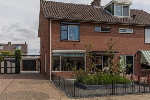 Te koop: Leuke en ruimte half-vrijstaande woning met garage, berging en nieuwe veranda! Te koop: Leuke en ruimte half-vrijstaande woning met garage, berging en nieuwe veranda!