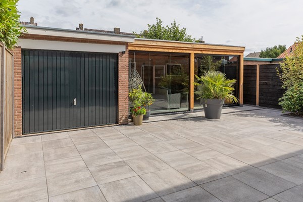 Te koop: Leuke en ruimte half-vrijstaande woning met garage, berging en nieuwe veranda! Te koop: Leuke en ruimte half-vrijstaande woning met garage, berging en nieuwe veranda!