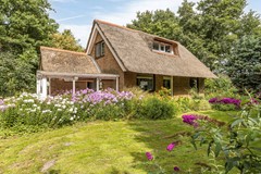 Te koop: Rietgedekte woning met een prachtige landelijke ligging. Modern luxe bijgebouw (88 m2) met veel mogelijkheden.
