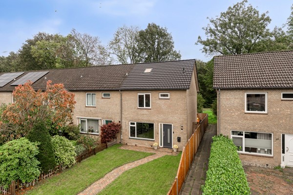 Onder bod: NIEUW IN DE VERKOOP!! Mooie gelegen, Instap klare hoekwoning met kunststof kozijnen.