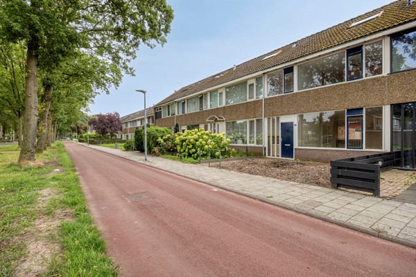 Te koop: Betaalbare ruime tussenwoning met vier slaapkamers, dient te worden gemodernisseerd!!!