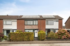 Te koop: Goed onderhouden middenwoning met gave veranda!
