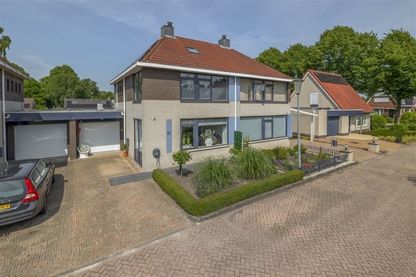 Te koop: Instapklare 2-onder-1 kapwoning gelegen op een donders mooi plekje !