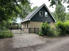Te koop: Heerlijk ontspannen in het groen met deze luxe Semi-bungalow in de bossen van Drenthe !