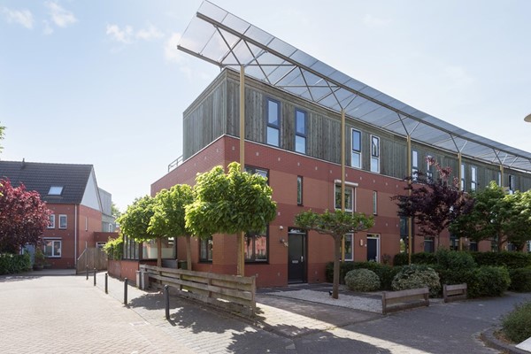 De woning is bijzonder ingericht en smaakvol aangekleed. Of je in de slaapkamer bent of in de tuin overal proef je deze allure van luxe, prachtige inrichting details en comfort. Zoek je naar een unieke woning met inhoud? Deze tot in de puntjes afg...
