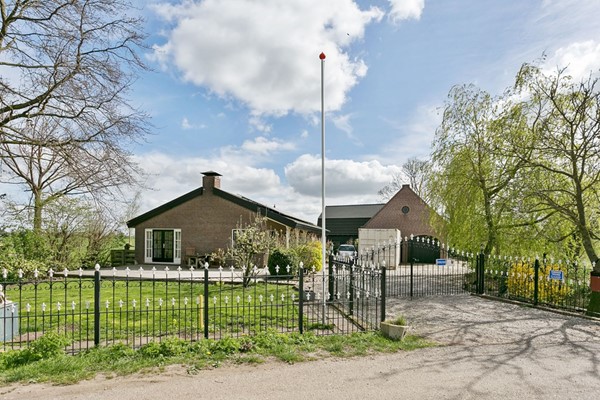 Dit prachtig vrijstaand landhuis/woonboerderij staat te koop in het mooie Hoogblokland in het Groene hart van Nederland. Het landhuis is zeer geschikt voor dubbele bewoning. Hier kun je in alle rust genieten van een prachtig vrij uitzicht. Dit obj...