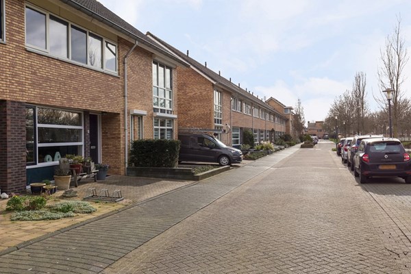 Jip en Janneke 85 is een royale midden woning met 5 slaapkamers en een vrijstaande stenen berging en te koop bij Wiebox makelaars. In de kindvriendelijke woonwijk dichtbij de basisscholen, kinderdagverblijf, speeltuin en winkelcentrum Laag Dalem.
