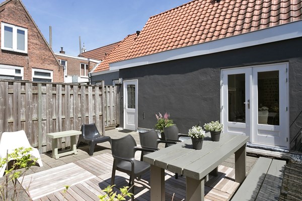 Moderne starters woning in hartje Gorinchem met groot zonnig terras. Hier zit je in alle bedrijvigheid van het gezellige Gorinchem, maar toch vind je hier ook alle rust in deze knusse woning,