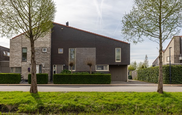 royaal half vrijstaand woonhuis met garage, oprit en 4 slaapkamers