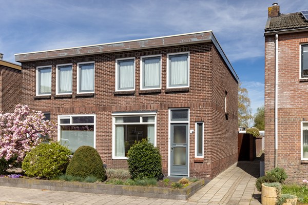 helft van dubbel woonhuis met slaap- en badkamer begane grond