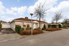 For sale: Eindhoven, Jan Glaserlaan 10;

For sale; beautiful detached bungalow in a quiet location in the very popular residential area “Acht Zuid”. This house has a spacious hall that leads to a cozy and br...