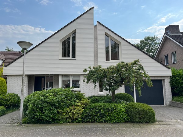 For sale: Dit huis biedt echt veel meer ruimte dan de buitenkant doet vermoeden!! 

Vraagprijs € 895.000,- k.k. 
