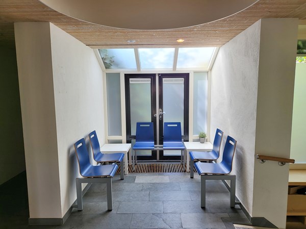 32. fysio wachtruimte-min.jpg 35