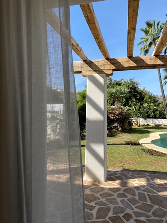 20. buitenkeuken doorkijk naar tuin.jpeg 20