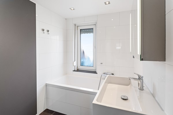 Eekhoornstraat 10, 6414 VM Heerlen - Bathroom 2.jpg