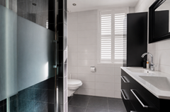 Badkamer met dichte shutters.png