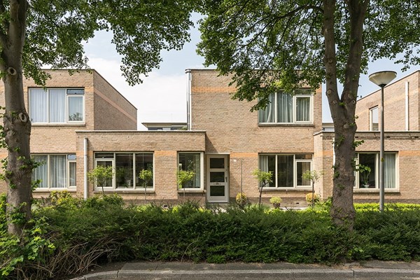 Een makelaar die luistert.