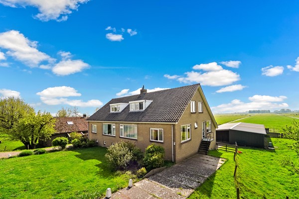 Verkocht: Twee onder één kap woning met fruitbomen, weiland en grote berging/stal