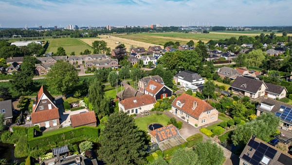 Verkocht: Woonboerderij met diverse bijgebouwen, verscholen in het mooie dorp Maasland