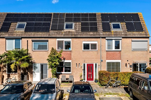 Te koop: Voor wie op zoek is naar een grote woning van maar liefst 141 m2 biedt Baanderheer 9 alles wat u nodig heeft. Hier kan je genieten van rust, ruimte en natuur met  alle voorzieningen binnen bereik