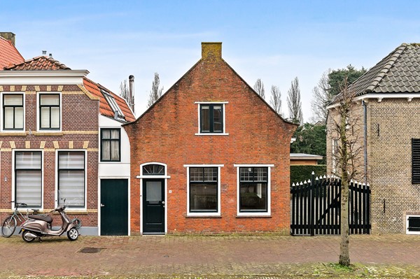 Te koop: Uniek karakteristiek woonhuis met extra slaapkamer en badkamer op de begane grond, midden in het historische centrum van Maasland