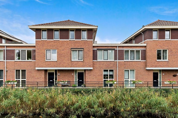 Te koop: Uniek vormgegeven woning met diverse indelingsmogelijkheden!
Veel ruimte voor parkeren auto's en/of motoren