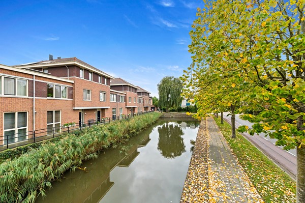 Te koop: Uniek vormgegeven woning met diverse indelingsmogelijkheden!
Veel ruimte voor parkeren auto's en/of motoren Foto_Kluishof30_Maasland_3.jpg