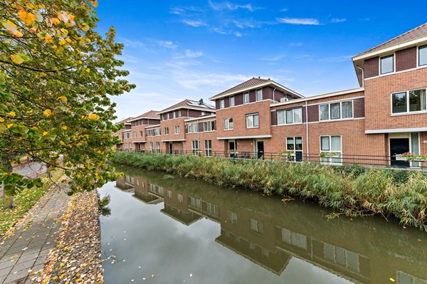 Te koop: Uniek vormgegeven woning met diverse indelingsmogelijkheden!
Veel ruimte voor parkeren auto's en/of motoren Foto_Kluishof30_Maasland_4.jpg