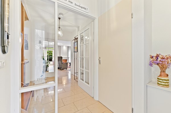 Te koop: Uniek vormgegeven woning met diverse indelingsmogelijkheden!
Veel ruimte voor parkeren auto's en/of motoren Foto_Kluishof30_Maasland_8.jpg