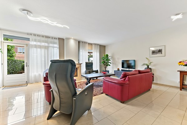 Te koop: Uniek vormgegeven woning met diverse indelingsmogelijkheden!
Veel ruimte voor parkeren auto's en/of motoren Foto_Kluishof30_Maasland_9.jpg