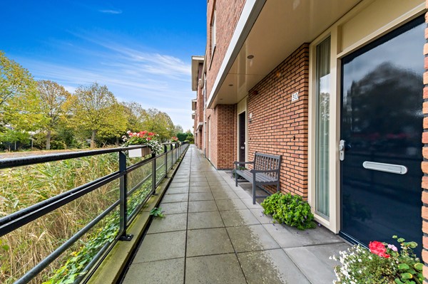 Te koop: Uniek vormgegeven woning met diverse indelingsmogelijkheden!
Veel ruimte voor parkeren auto's en/of motoren Foto_Kluishof30_Maasland_6.jpg