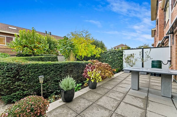 Te koop: Uniek vormgegeven woning met diverse indelingsmogelijkheden!
Veel ruimte voor parkeren auto's en/of motoren Foto_Kluishof30_Maasland_14.jpg