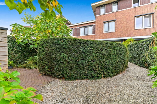 Te koop: Uniek vormgegeven woning met diverse indelingsmogelijkheden!
Veel ruimte voor parkeren auto's en/of motoren Foto_Kluishof30_Maasland_17.jpg