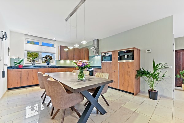 Te koop: Uniek vormgegeven woning met diverse indelingsmogelijkheden!
Veel ruimte voor parkeren auto's en/of motoren Foto_Kluishof30_Maasland_20.jpg