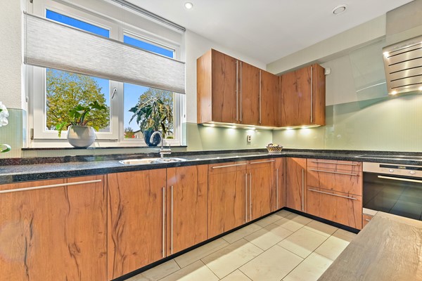 Te koop: Uniek vormgegeven woning met diverse indelingsmogelijkheden!
Veel ruimte voor parkeren auto's en/of motoren Foto_Kluishof30_Maasland_23.jpg