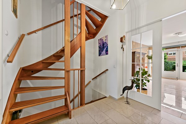 Te koop: Uniek vormgegeven woning met diverse indelingsmogelijkheden!
Veel ruimte voor parkeren auto's en/of motoren Foto_Kluishof30_Maasland_25.jpg