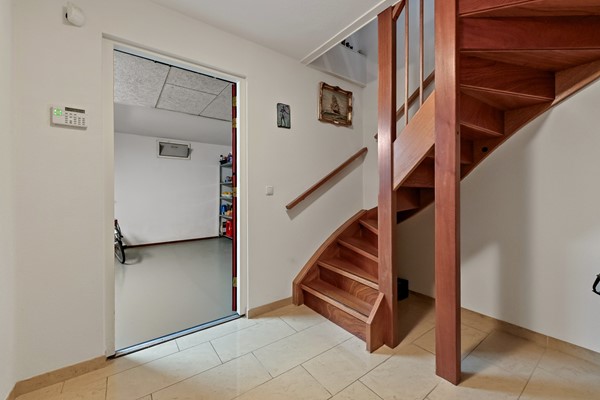 Te koop: Uniek vormgegeven woning met diverse indelingsmogelijkheden!
Veel ruimte voor parkeren auto's en/of motoren Foto_Kluishof30_Maasland_31.jpg