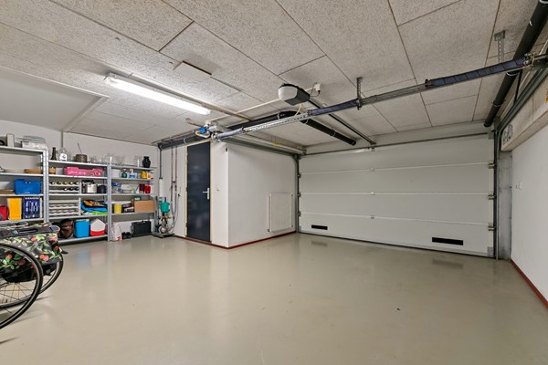 Te koop: Uniek vormgegeven woning met diverse indelingsmogelijkheden!
Veel ruimte voor parkeren auto's en/of motoren Foto_Kluishof30_Maasland_33.jpg