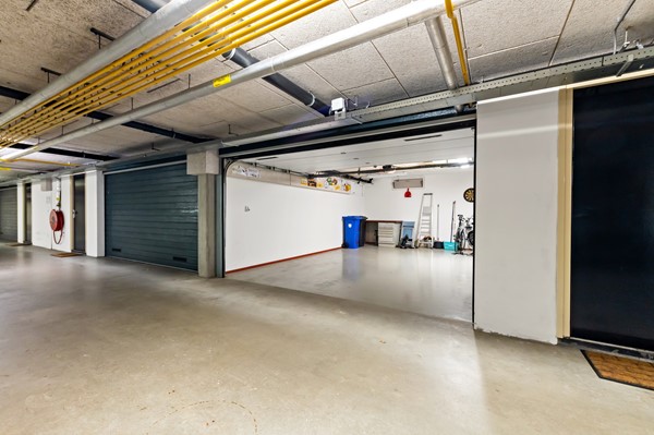 Te koop: Uniek vormgegeven woning met diverse indelingsmogelijkheden!
Veel ruimte voor parkeren auto's en/of motoren Foto_Kluishof30_Maasland_34.jpg