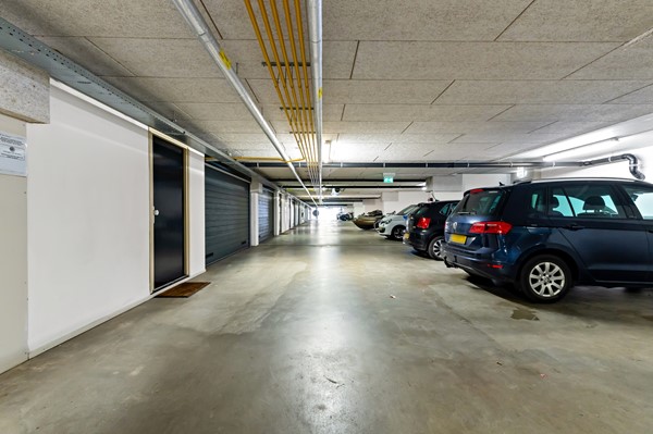 Te koop: Uniek vormgegeven woning met diverse indelingsmogelijkheden!
Veel ruimte voor parkeren auto's en/of motoren Foto_Kluishof30_Maasland_35.jpg