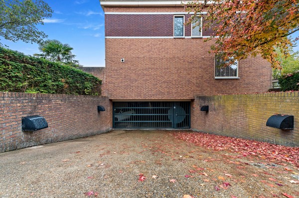 Te koop: Uniek vormgegeven woning met diverse indelingsmogelijkheden!
Veel ruimte voor parkeren auto's en/of motoren Foto_Kluishof30_Maasland_36.jpg