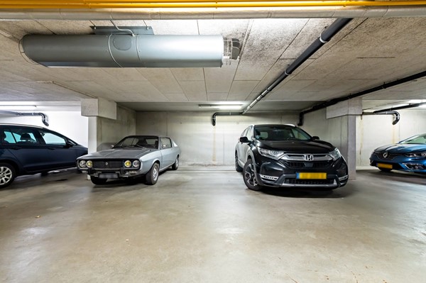 Te koop: Uniek vormgegeven woning met diverse indelingsmogelijkheden!
Veel ruimte voor parkeren auto's en/of motoren Foto_Kluishof30_Maasland_37.jpg