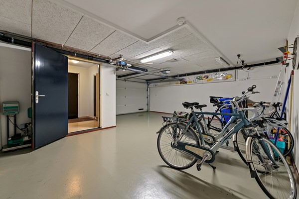 Te koop: Uniek vormgegeven woning met diverse indelingsmogelijkheden!
Veel ruimte voor parkeren auto's en/of motoren Foto_Kluishof30_Maasland_38.jpg