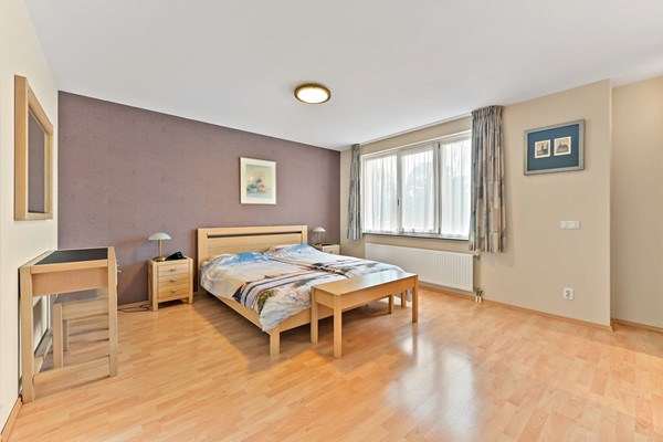 Te koop: Uniek vormgegeven woning met diverse indelingsmogelijkheden!
Veel ruimte voor parkeren auto's en/of motoren Foto_Kluishof30_Maasland_41.jpg