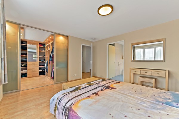 Te koop: Uniek vormgegeven woning met diverse indelingsmogelijkheden!
Veel ruimte voor parkeren auto's en/of motoren Foto_Kluishof30_Maasland_42.jpg