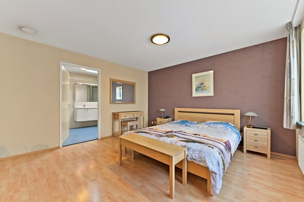 Te koop: Uniek vormgegeven woning met diverse indelingsmogelijkheden!
Veel ruimte voor parkeren auto's en/of motoren Foto_Kluishof30_Maasland_43.jpg